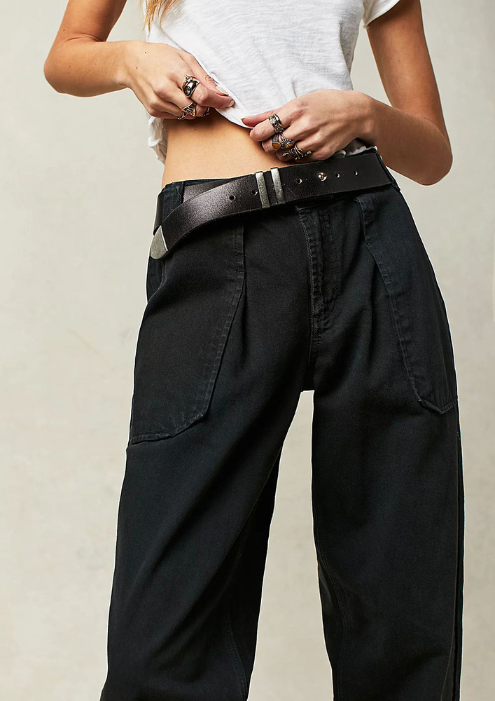 Black Low-waisted Tapered Jeans