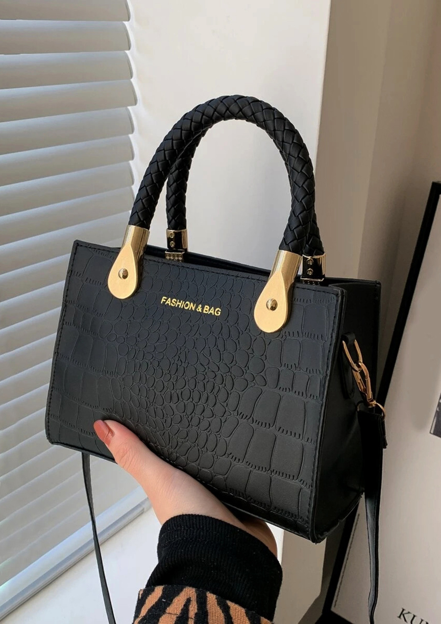 Experience 149+ ladies black purse latest