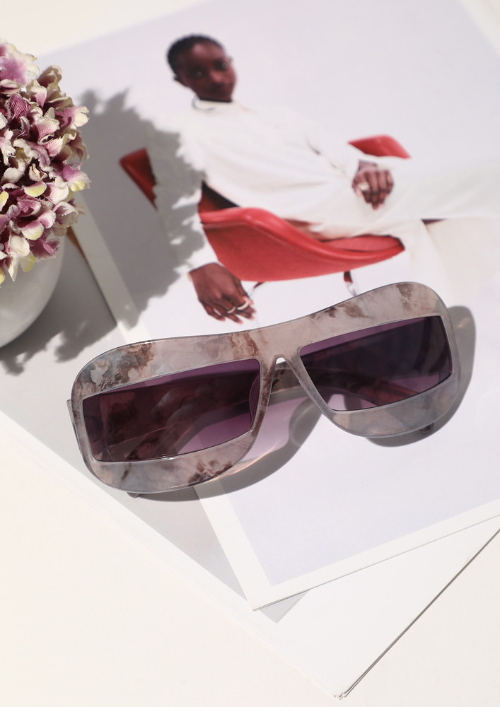Louis Vuitton Flower Edge Round Sunglasses Black Plastic. Size W