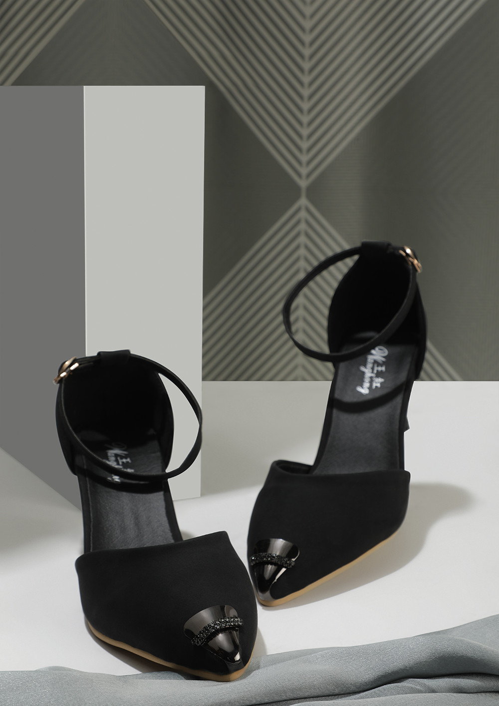 SETTING TRENDS BLACK INVERTED CONE PUMPS 