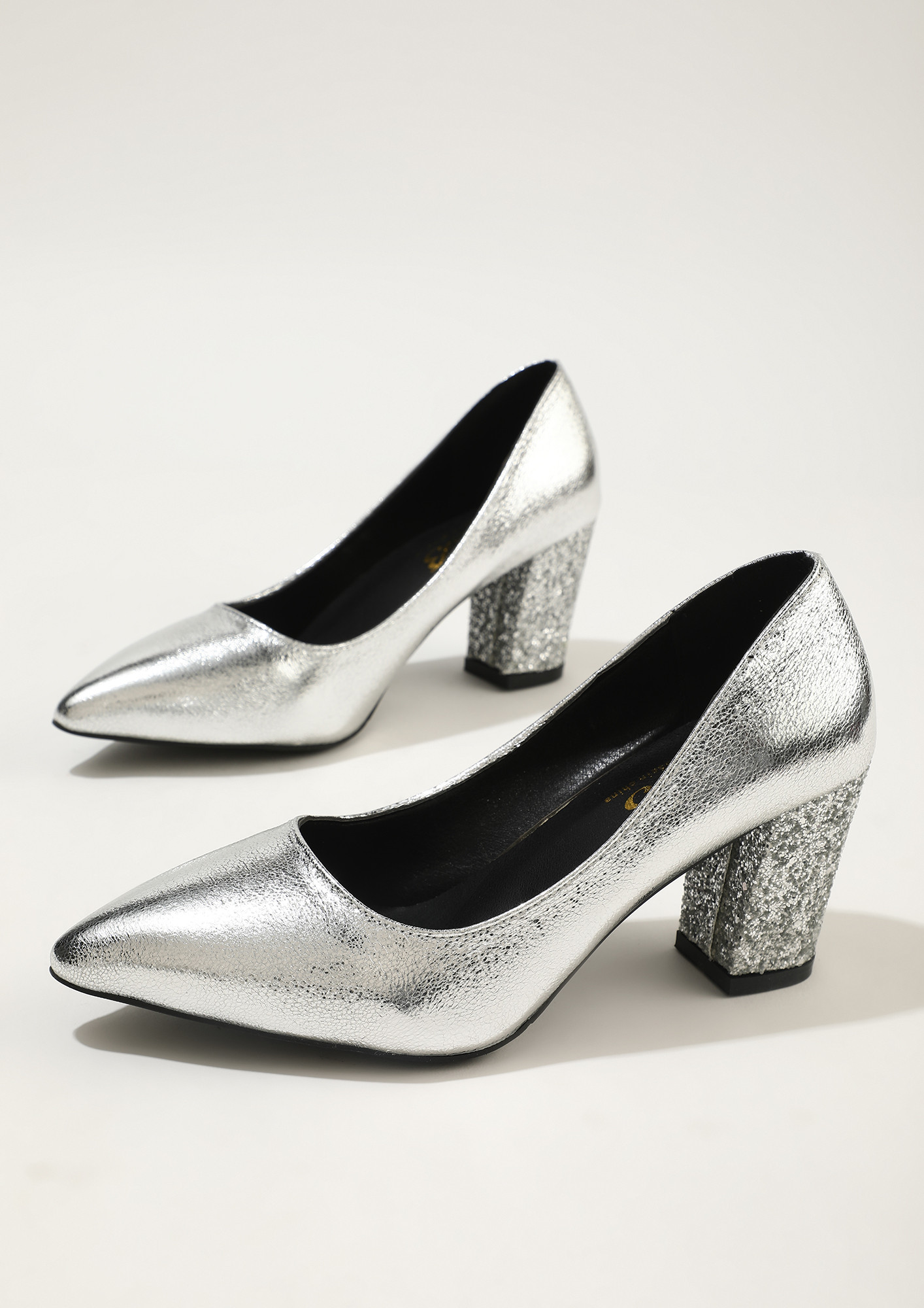 STEP OUT IN SHIMMERING STYLE SILVER PUMPS