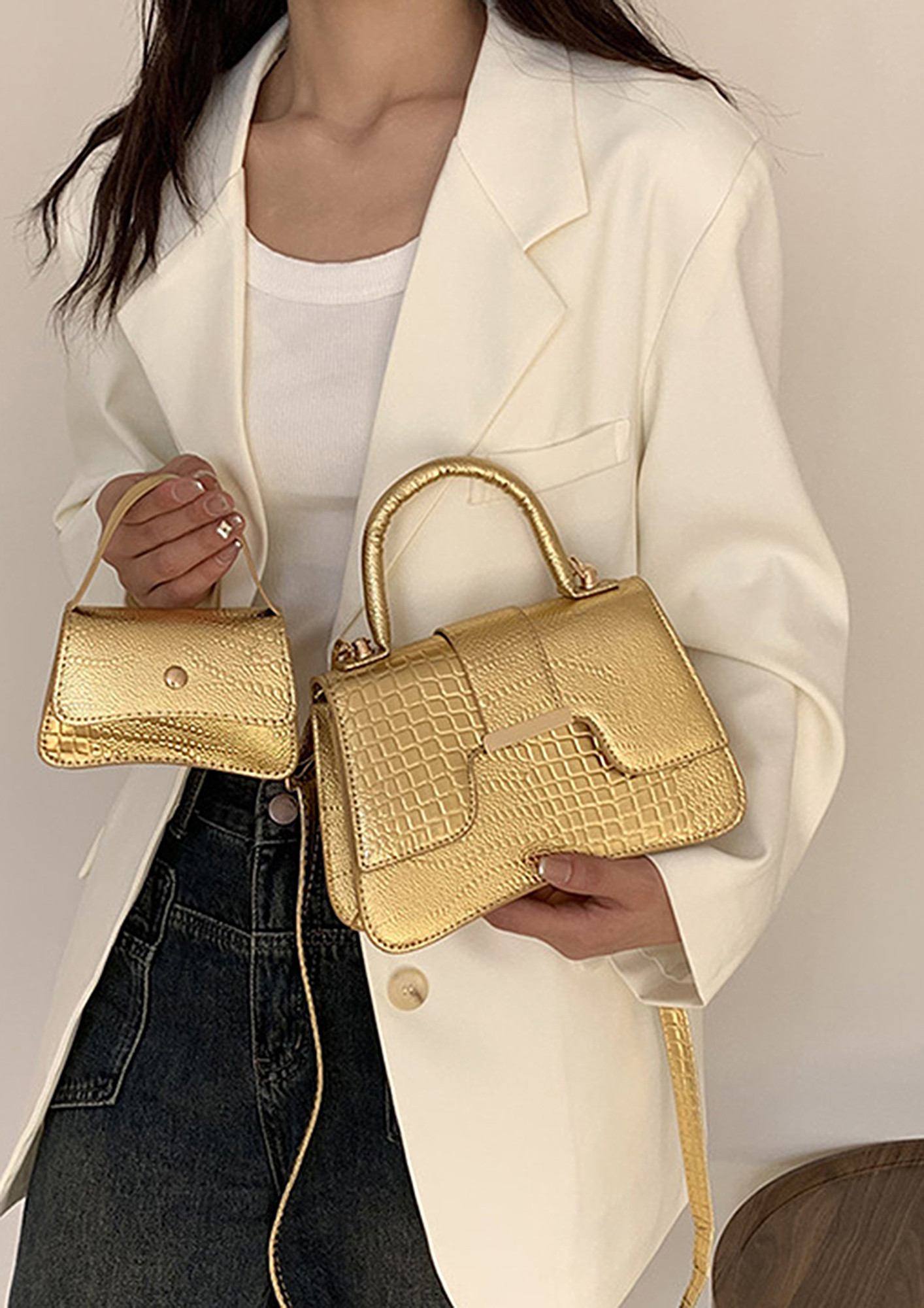 Gucci Logo Embossed Leather Shoulder Bag in Brown | Lyst