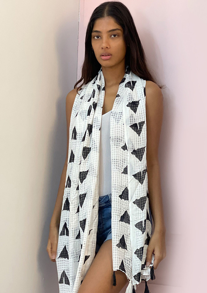 Contemporary White And Black Geometric Triangle Printed Scarf