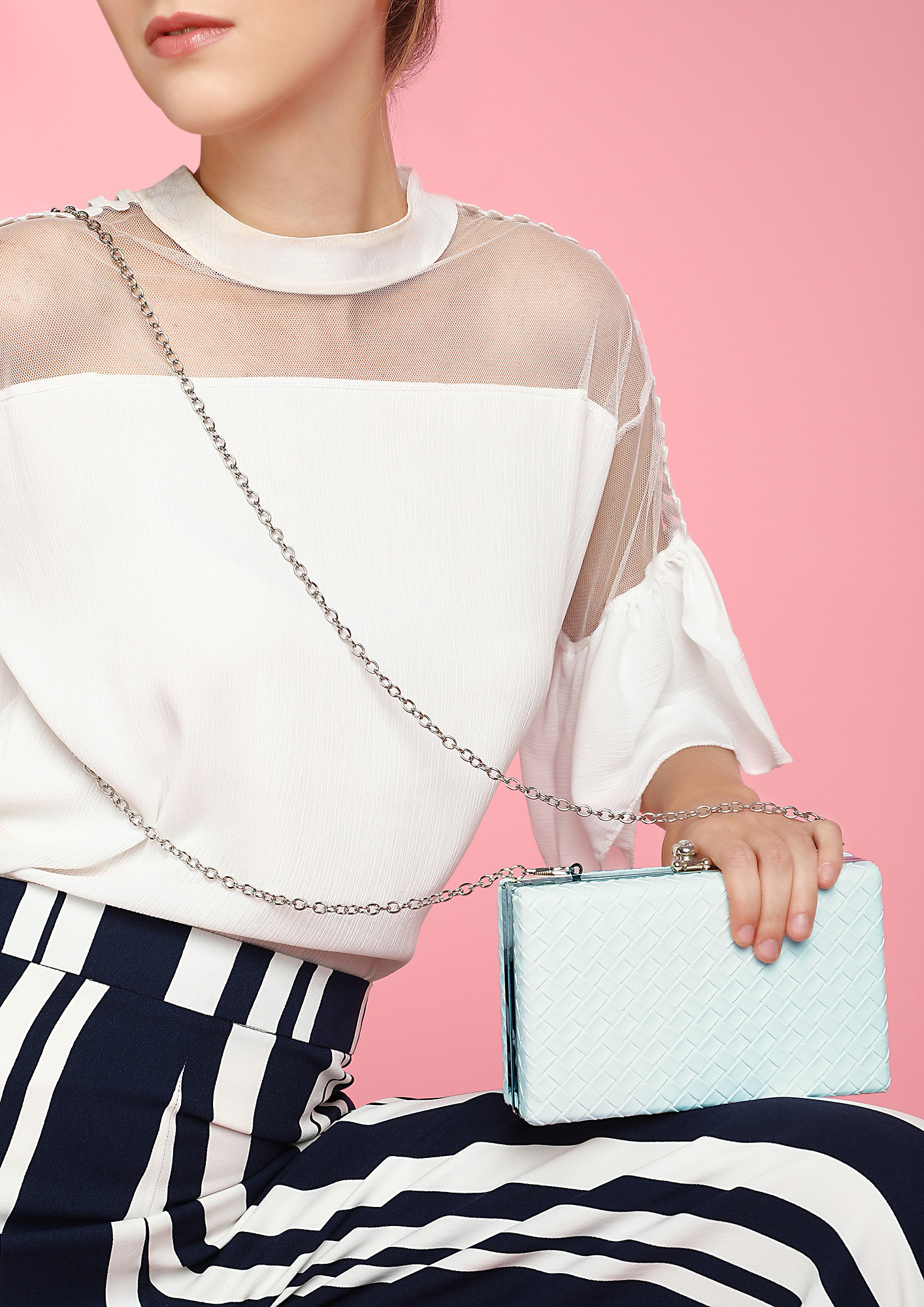 KNIT AND KNOT WHITE CLUTCH