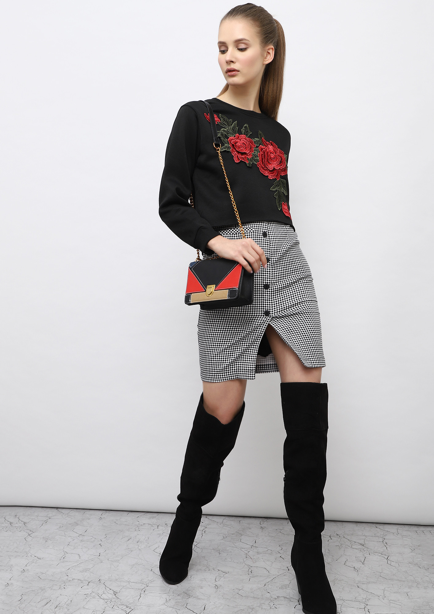 ITS ALL ABOUT THE ROSES BLACK SWEATSHIRT