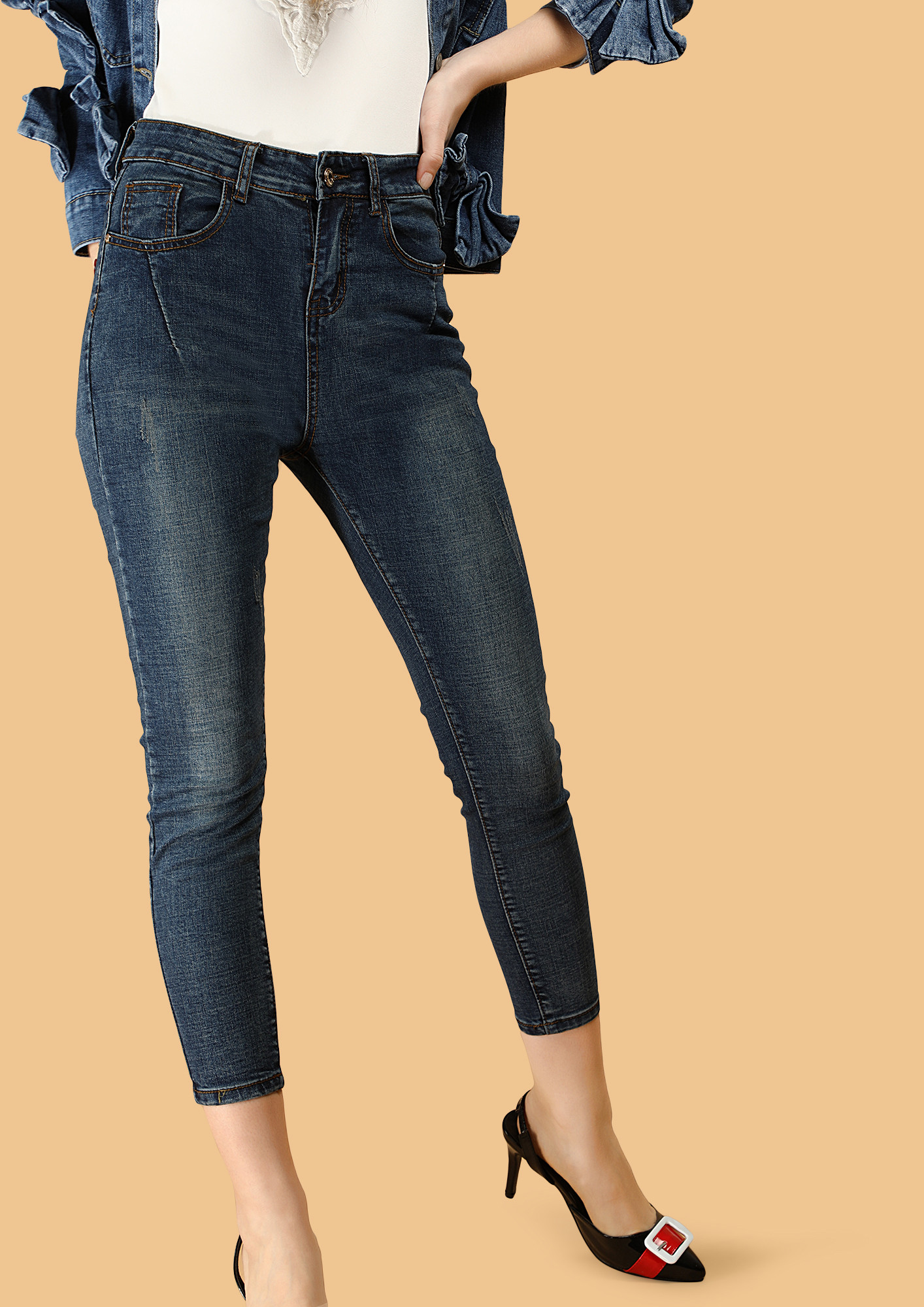 THE EVER-SO-CLASSIC BLUE SKINNY JEANS