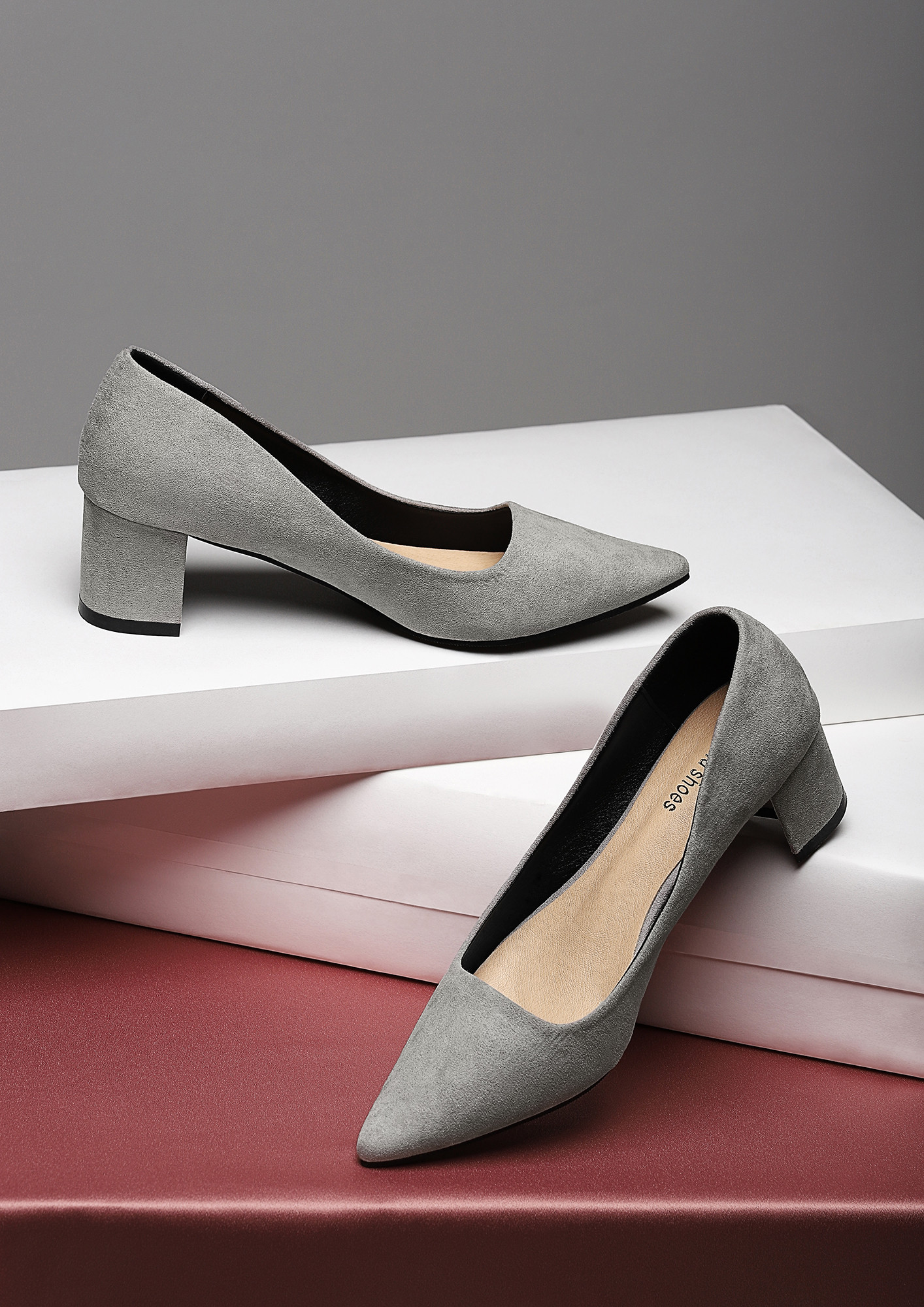 BACK TO CLASSIC GREY PUMPS