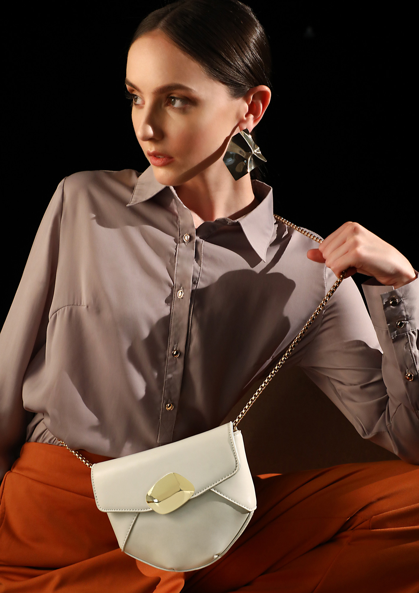 THE ARTY BUTTON WHITE SLING BAG