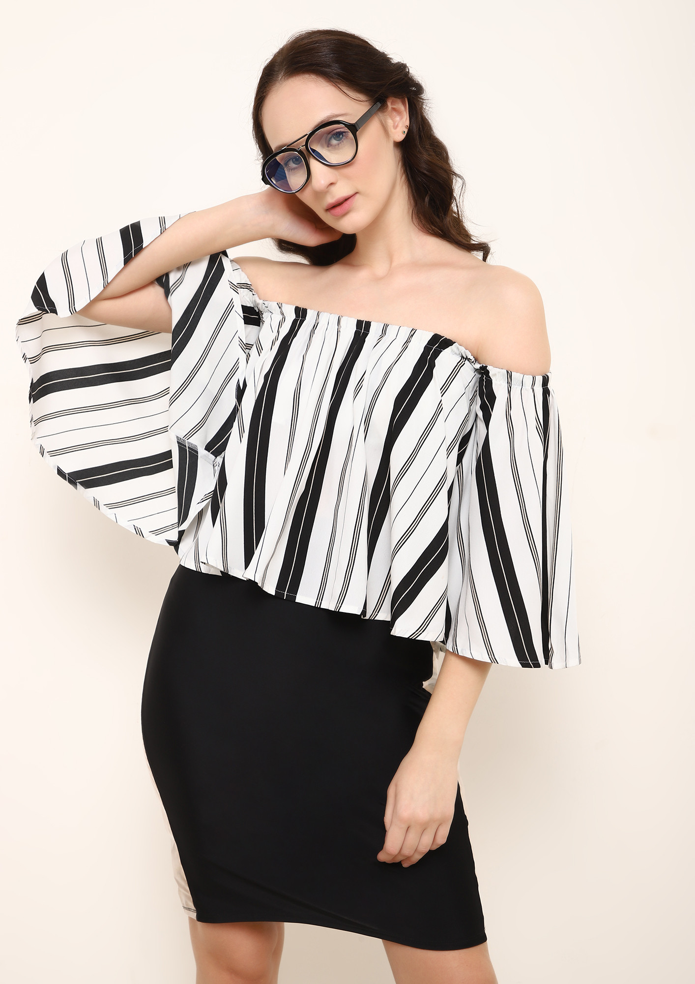 FEELING THE BREEZE AROUND BLACK WHITE OFF-SHOULDER TOP