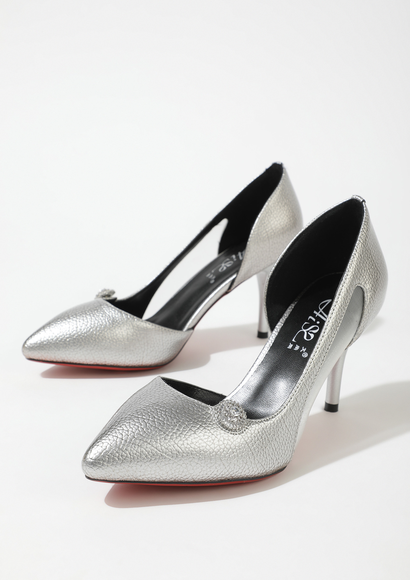 FINDERS KEEPERS SILVER PUMPS