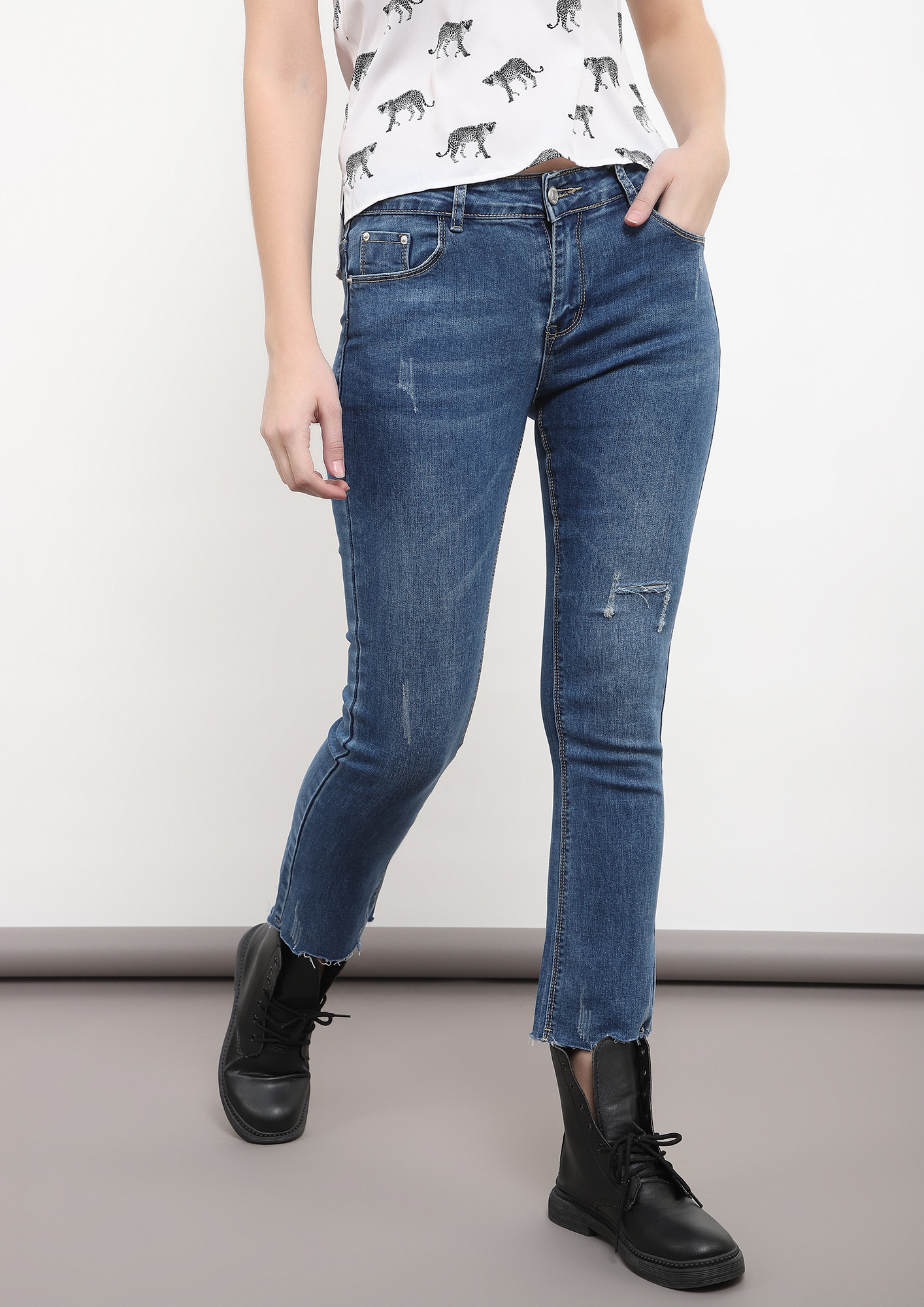 CHOPPED TO FRAY BLUE CROPPED JEANS