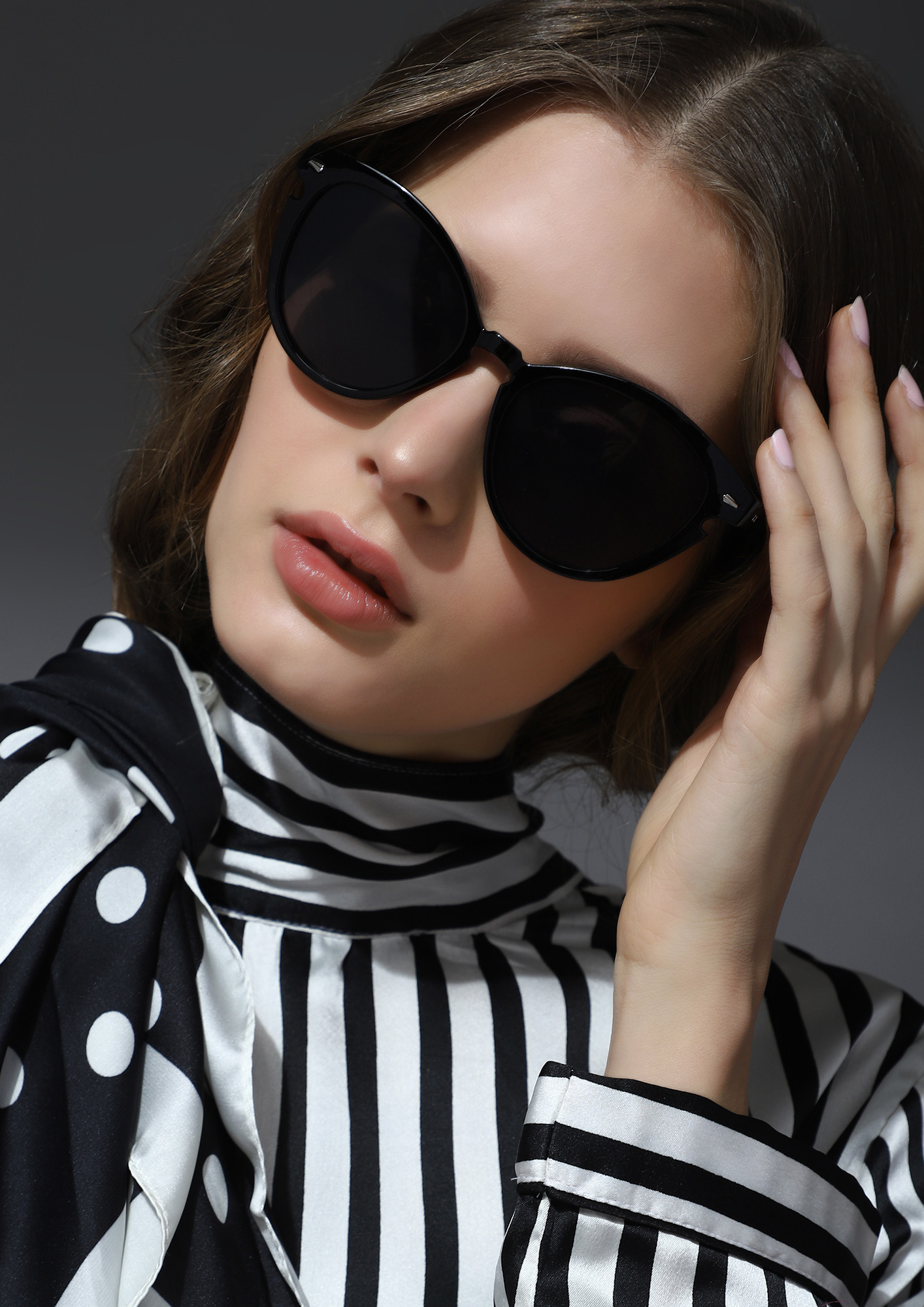 MIND YOUR SELF SWEETHEART BLACK ROUND SUNGLASSES