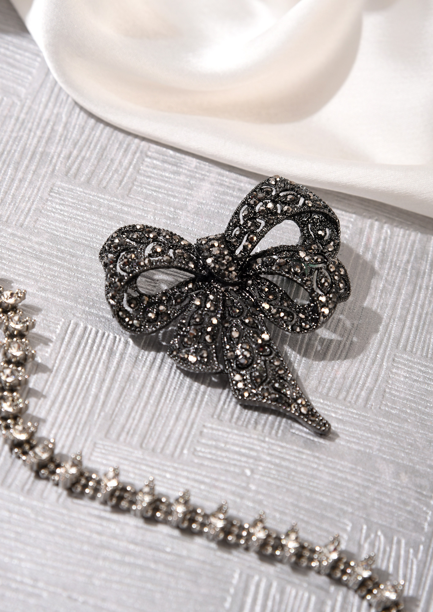THAT BOW THOUGH BLACK BROOCH