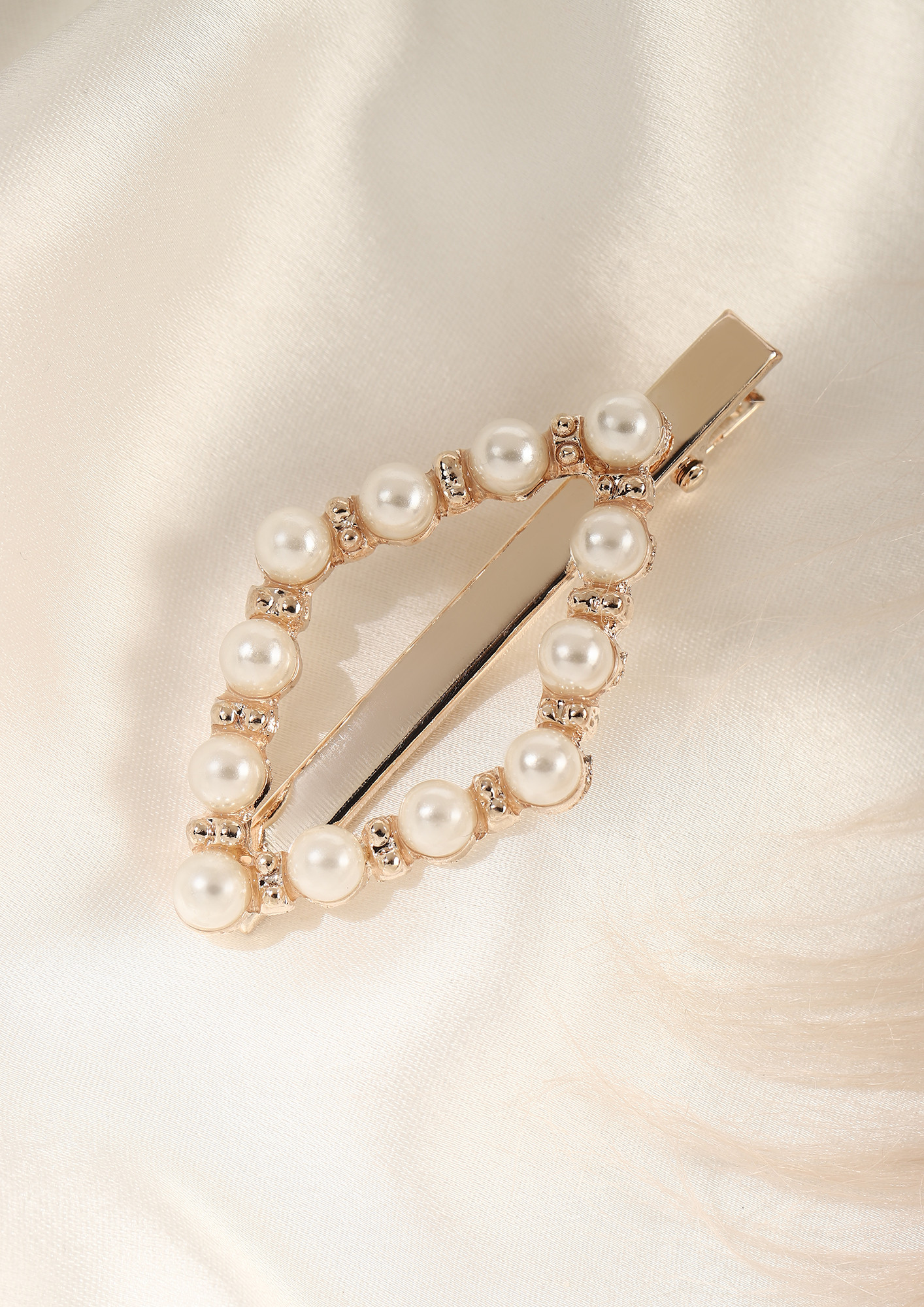NEVER BLAME A PEARL IVORY HAIR CLIP