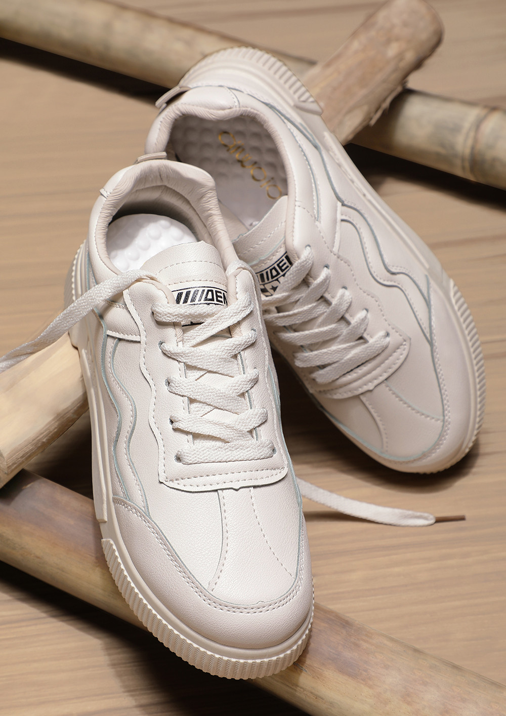 COOL GIRL'S MUST-HAVE BEIGE TRAINERS