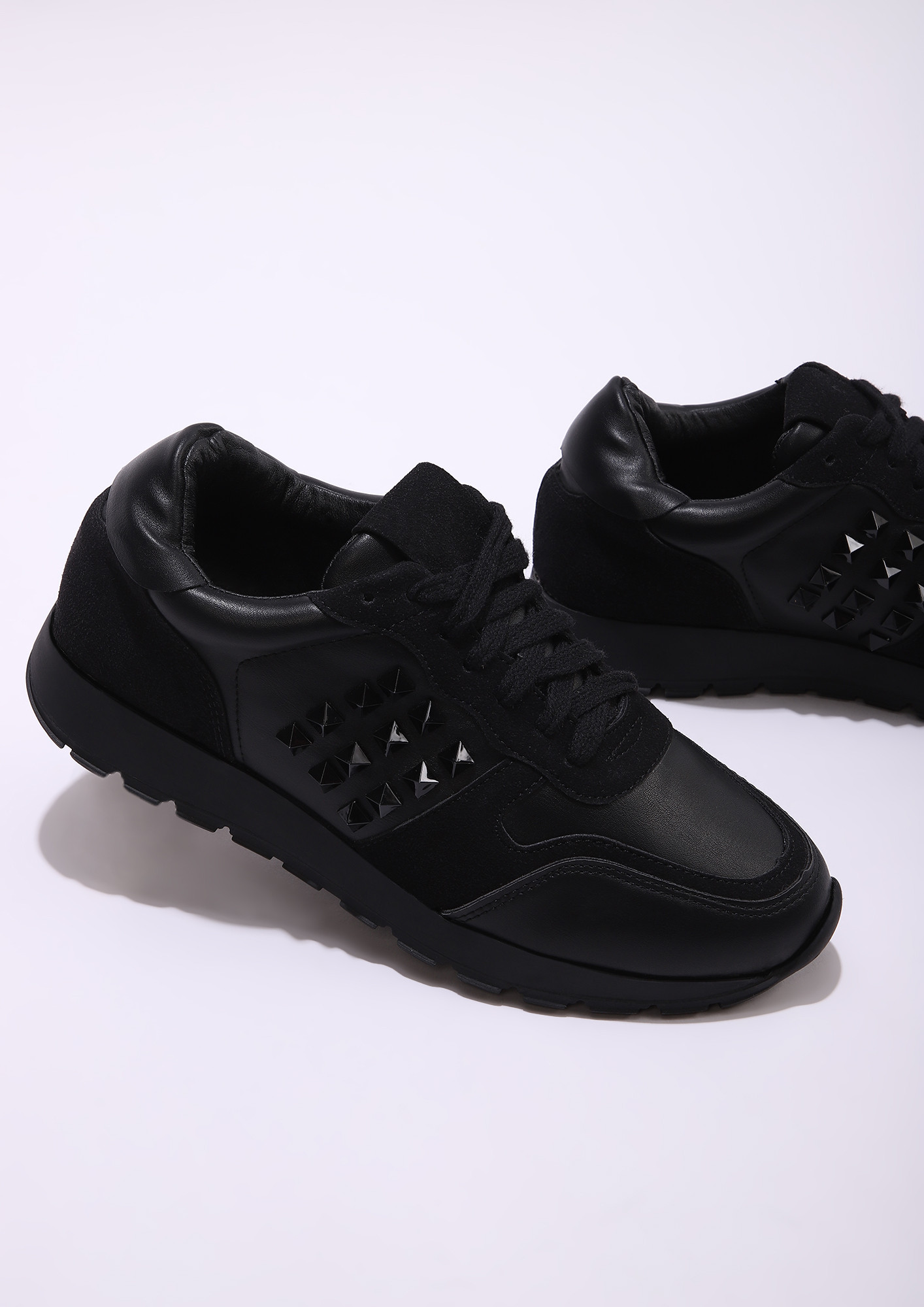 TIME HIKE THESE BLACK TRAINERS