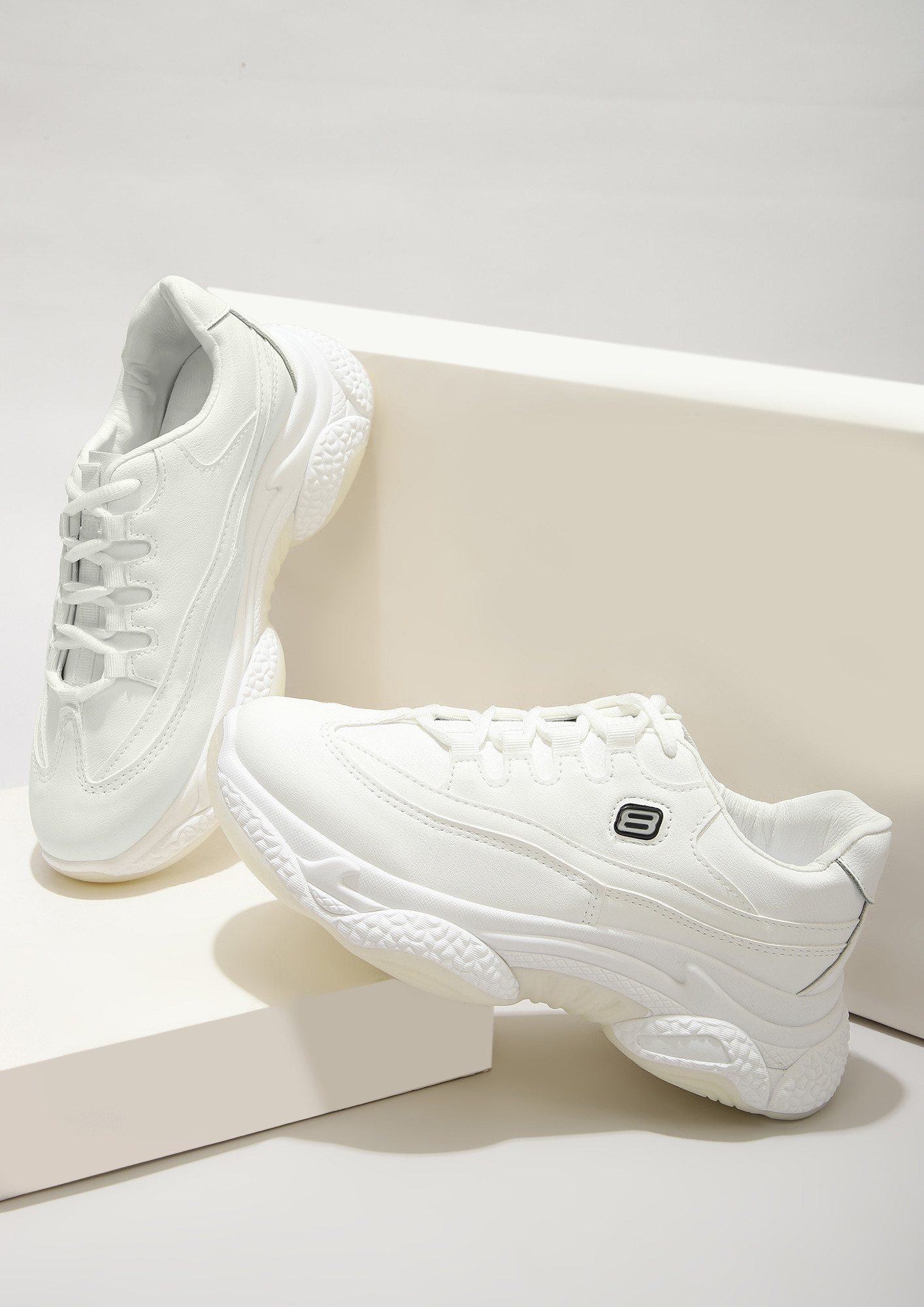 HIGH END SPORTY WHITE TRAINERS