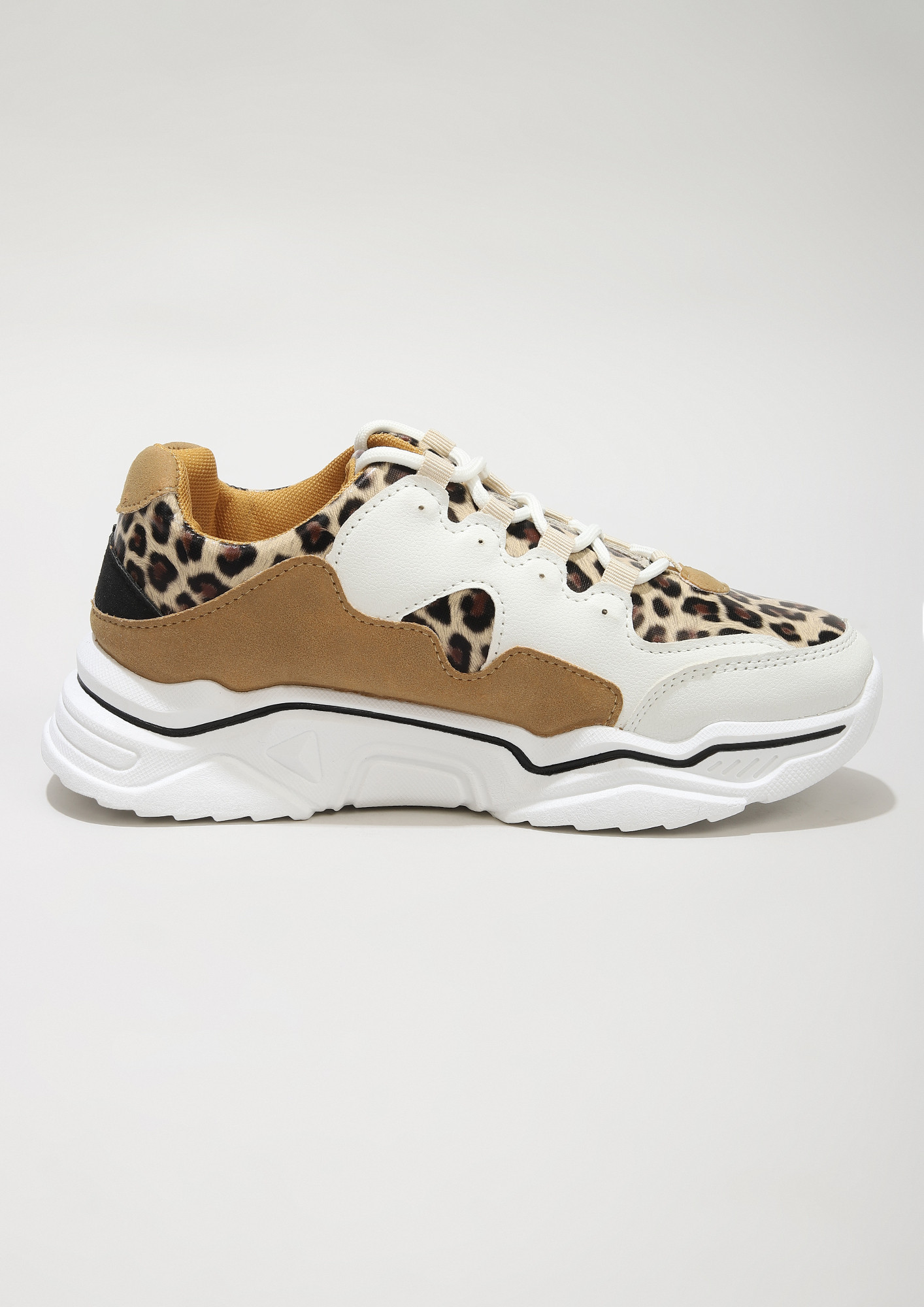 THE HUNTRESS BEIGE TRAINERS