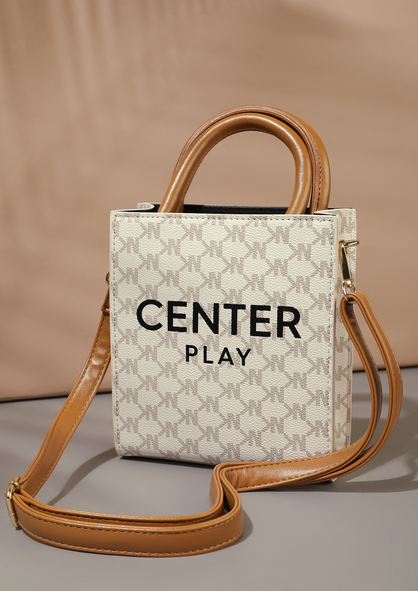 BE IN THE CENTRE PLAY BEIGE BUCKET BAG