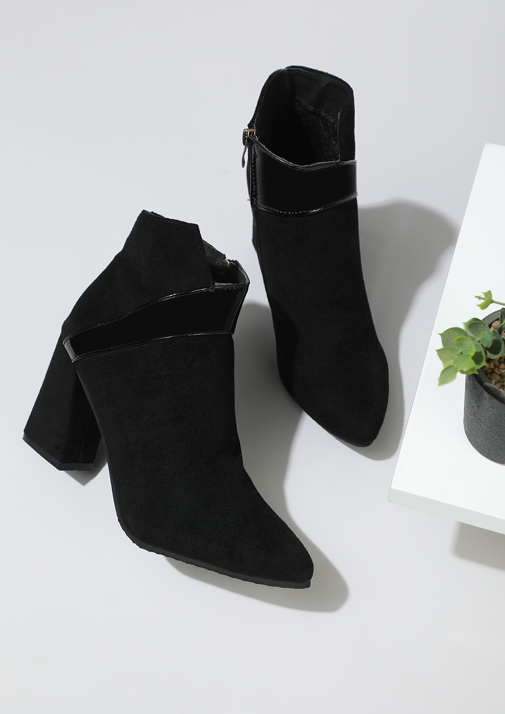 PRETTY NEUTRAL BLACK ANKLE BOOTS