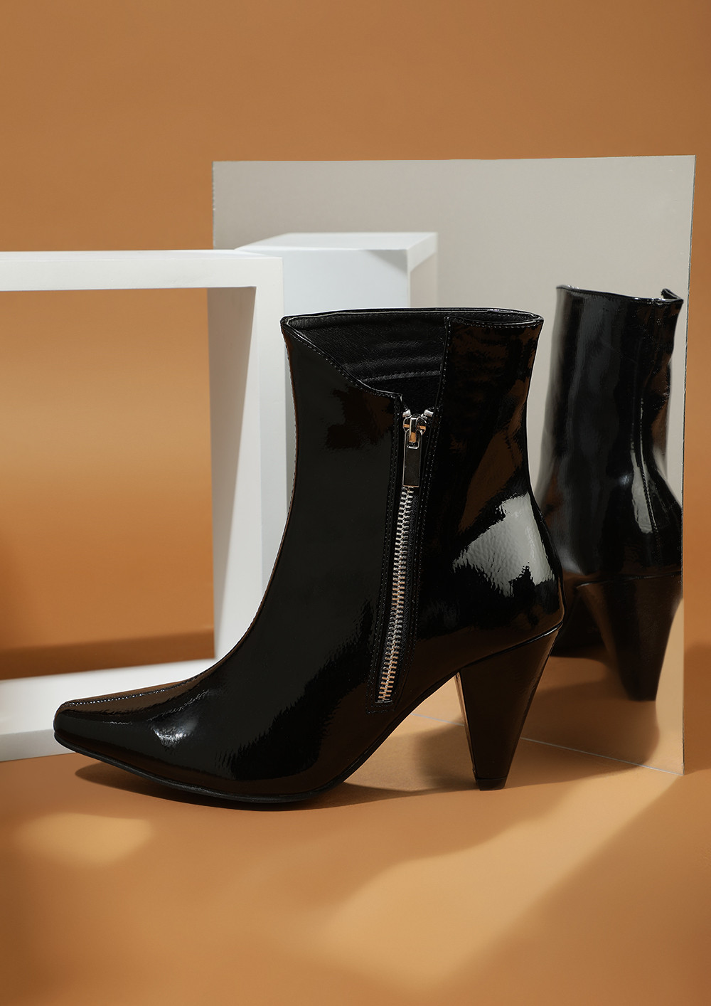 THE FASHION WONK ALERT BLACK ANKLE BOOTS 