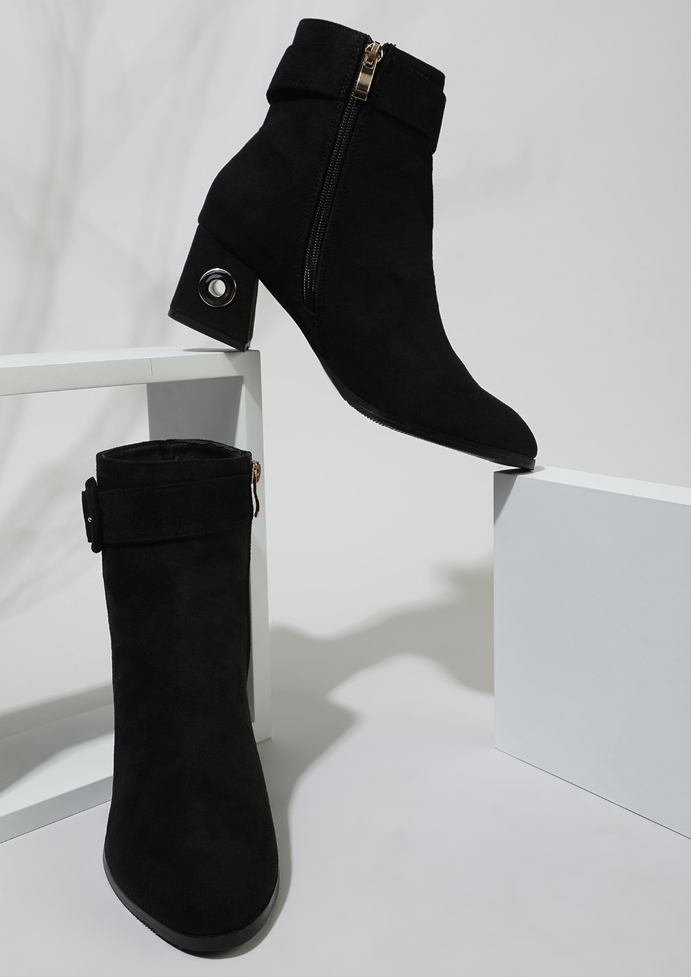 SEEING THROUGH THE HOLE BLACK ANKLE BOOTS