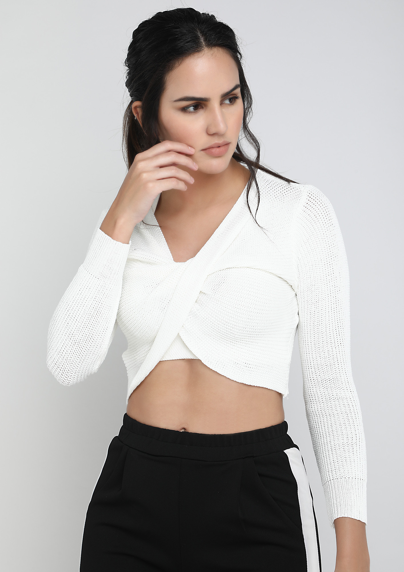 KNOTS ON ME WHITE CROP TOP