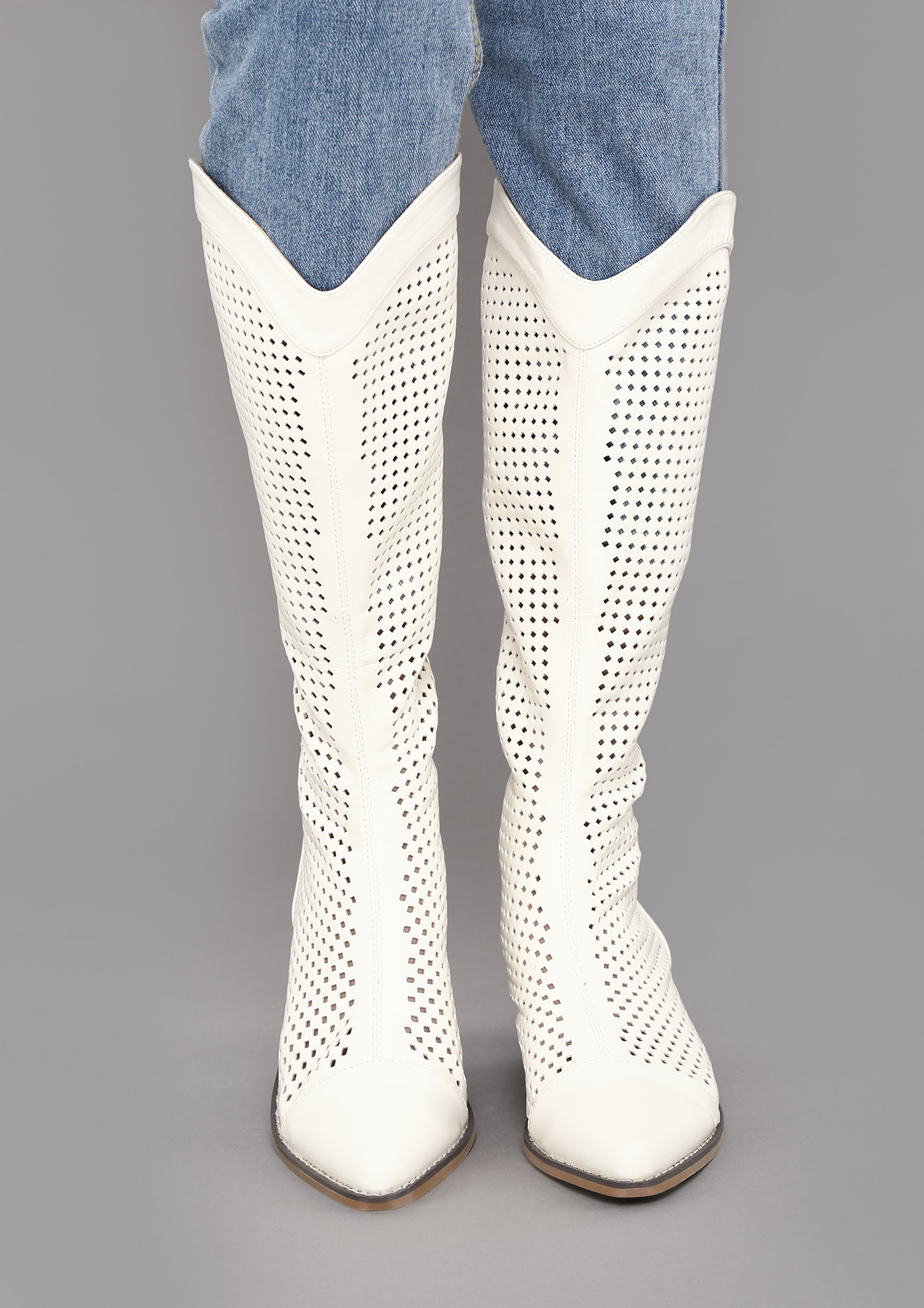 CUTS AND STYLE WHITE BOOTS