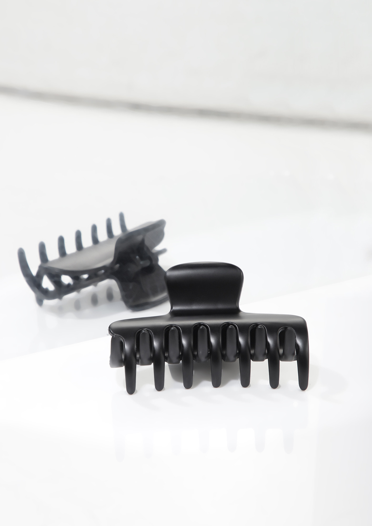 LOOKING FOR SIMPLICITY BLACK HAIR CLIP