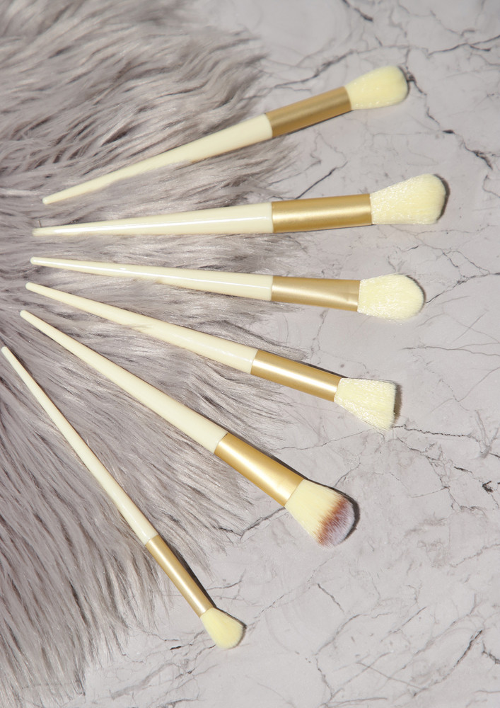 Hold Me Yellow Makeup Brushes Set Of 12