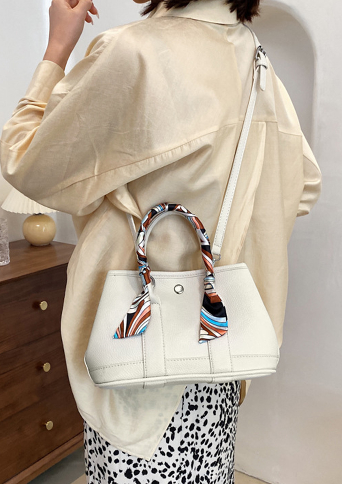 Ophidia GG medium tote in beige and white canvas | GUCCI® US