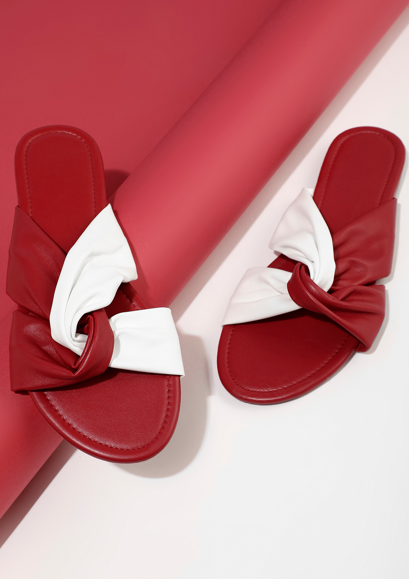 TWISTED IN POPPING RED-WHITE SOLID BEACH FLAT SLIPPERS