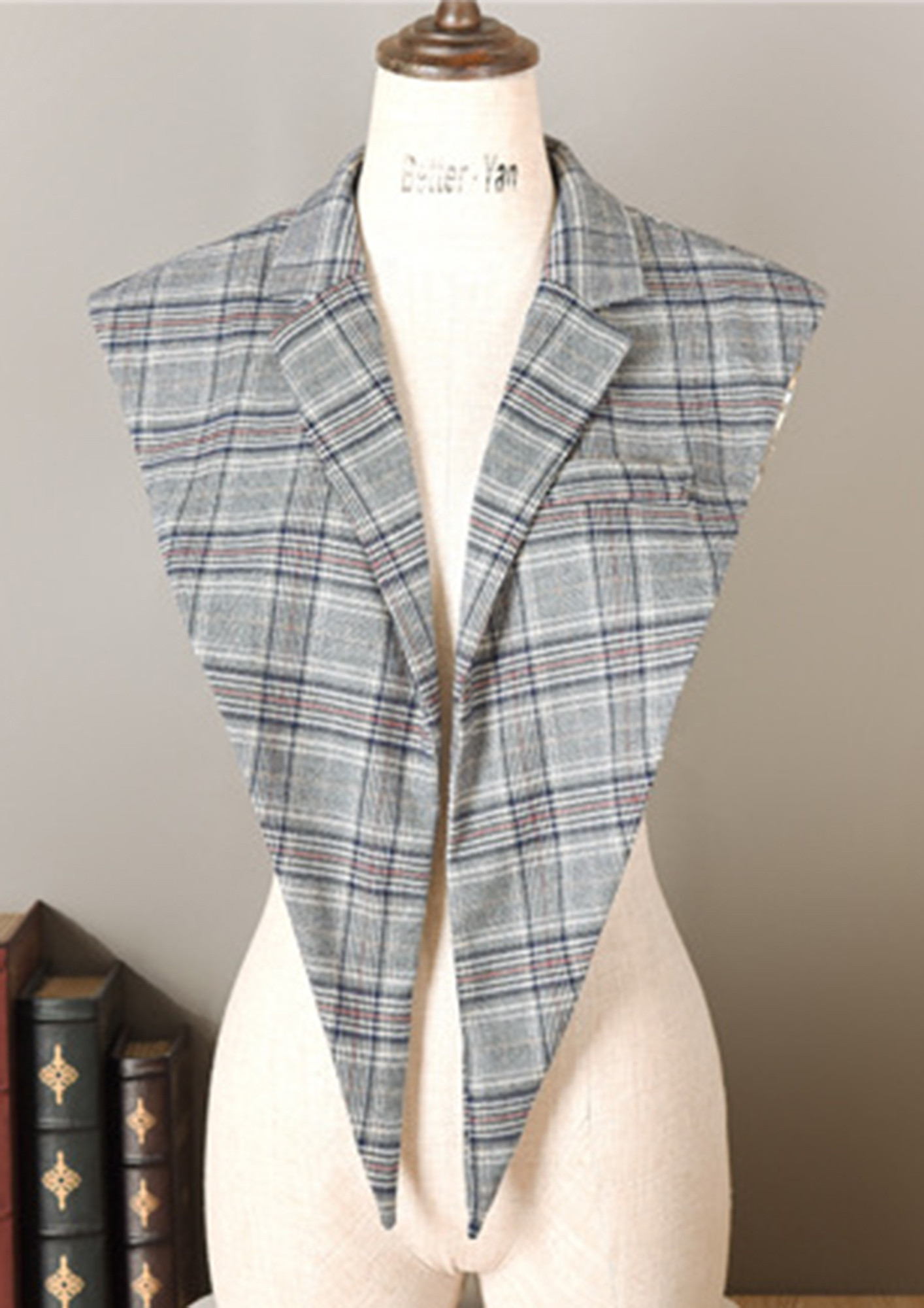 VINTAGE-CHECK-STRIPPED NAVY LAPEL COLLAR