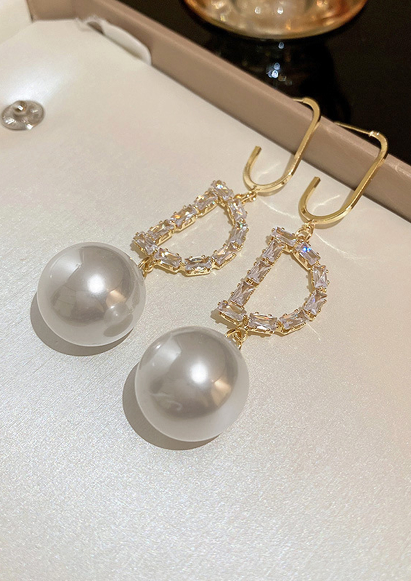 DD AND PEARL WHITE EARRINGS
