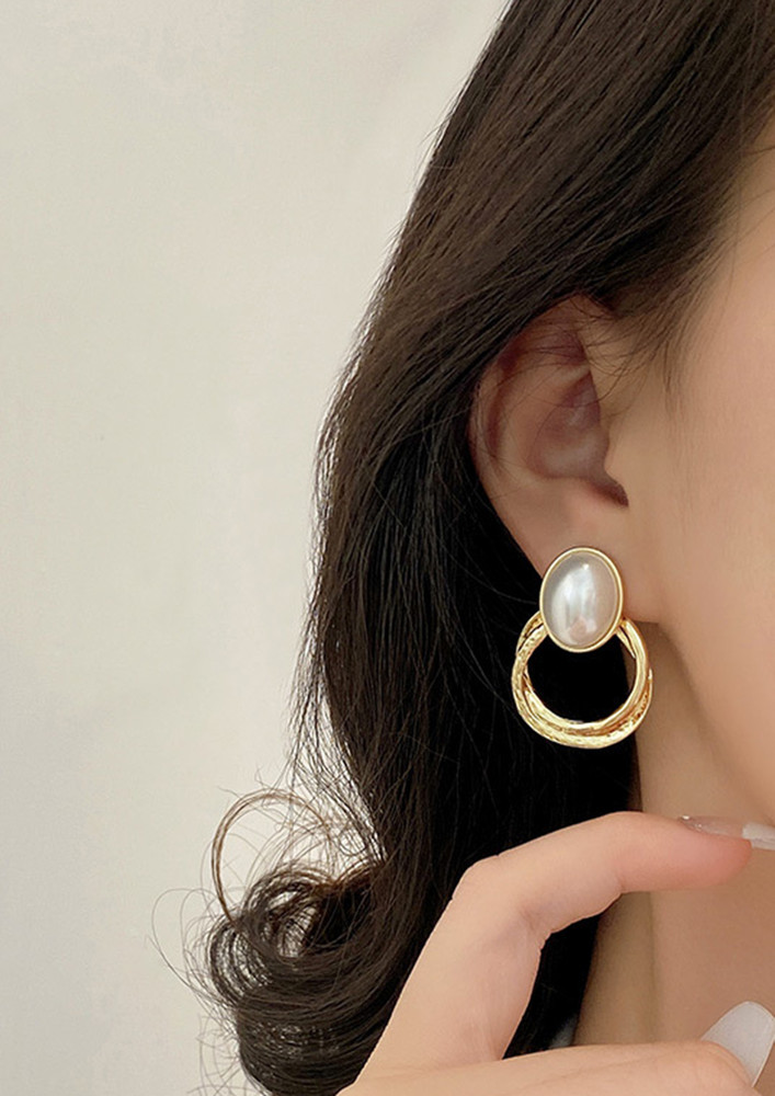 Pearly Passion Golden Earrings