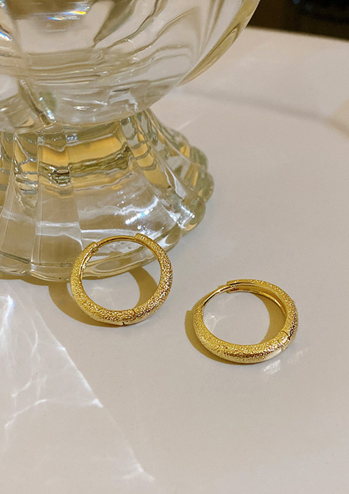 SIMPLE GOLD-TONED ROUND JEWEL EARRINGS