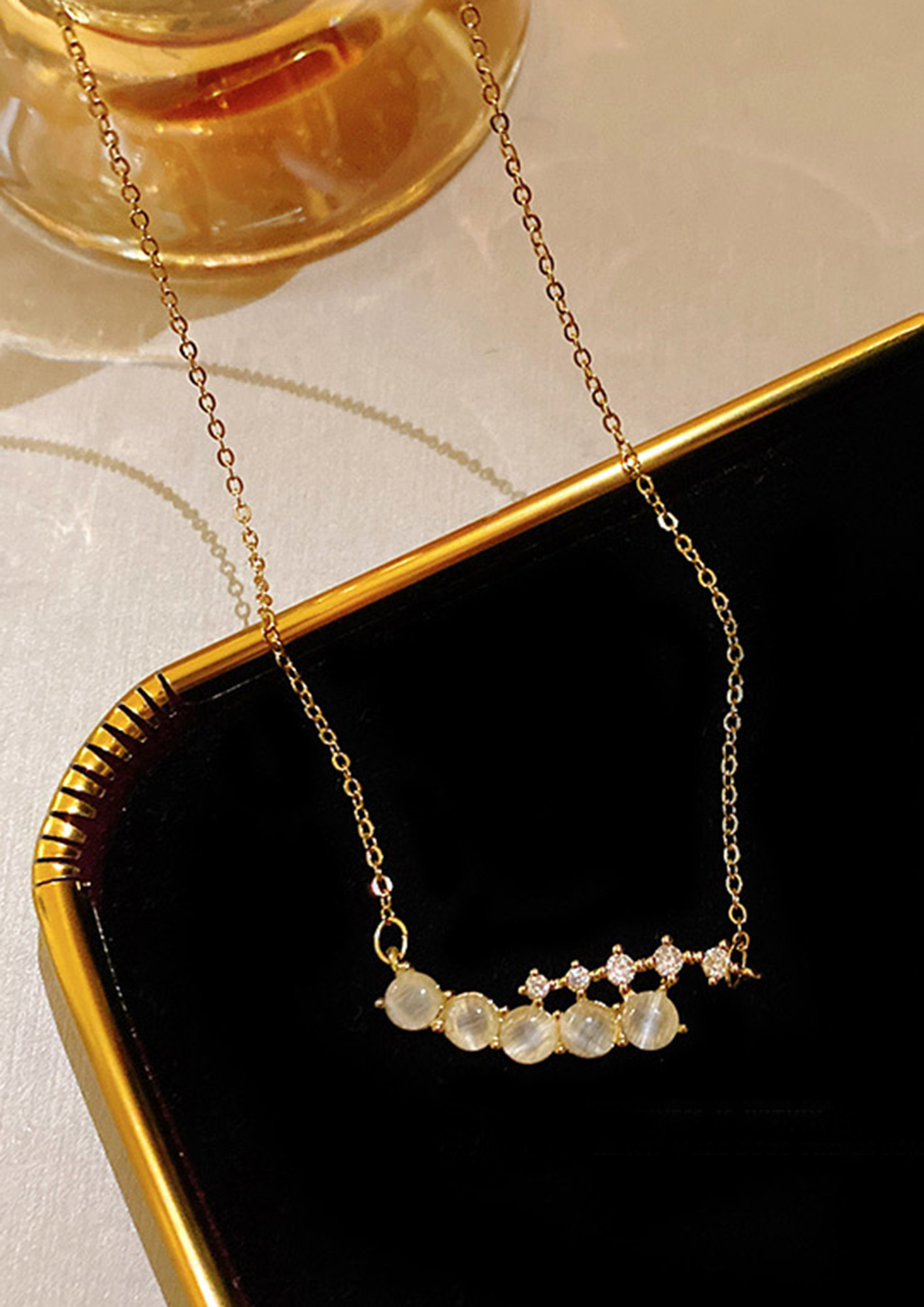 RHINESTONES AND PEARLY DETAILED GOLDEN NECKLACE