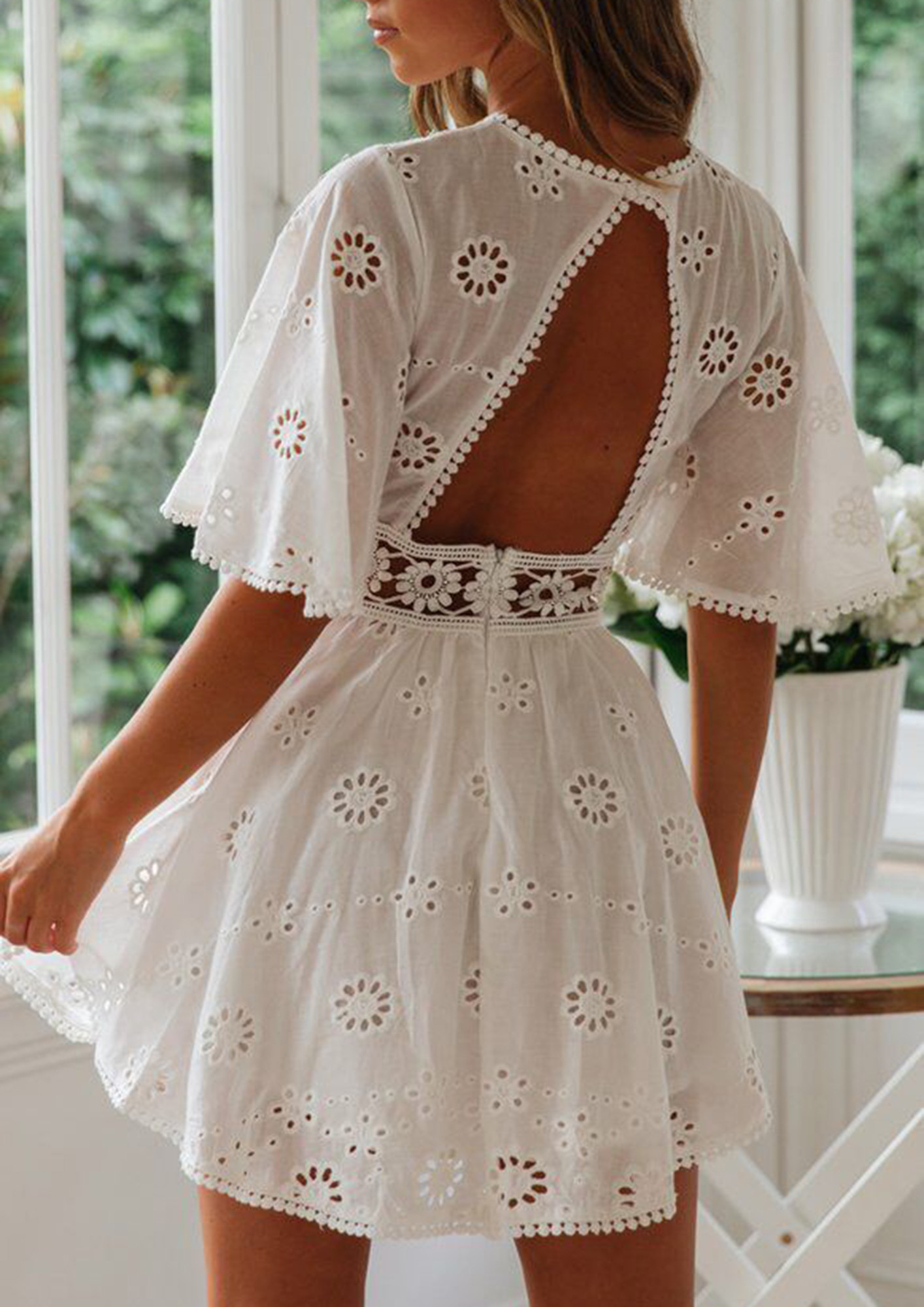 24 White Graduation Dresses Designs For Stylish Babes