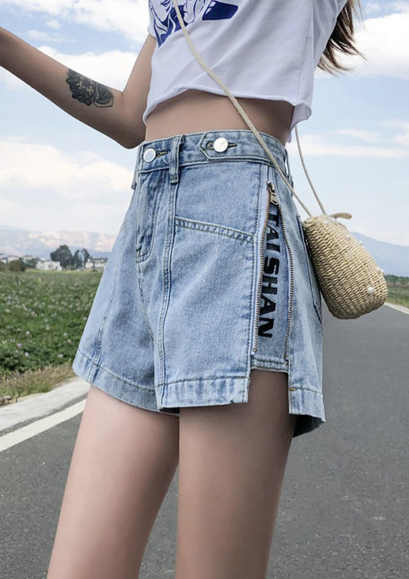 2022 New Summer Fashion Ripped Curled Stretch Shredded Cuff Ladies Jeans  High Waist Denim Shorts Jeans Women's Hot Pants - China Women Jean Shorts  with Chains Hanging and Sexy Women Jean Denim