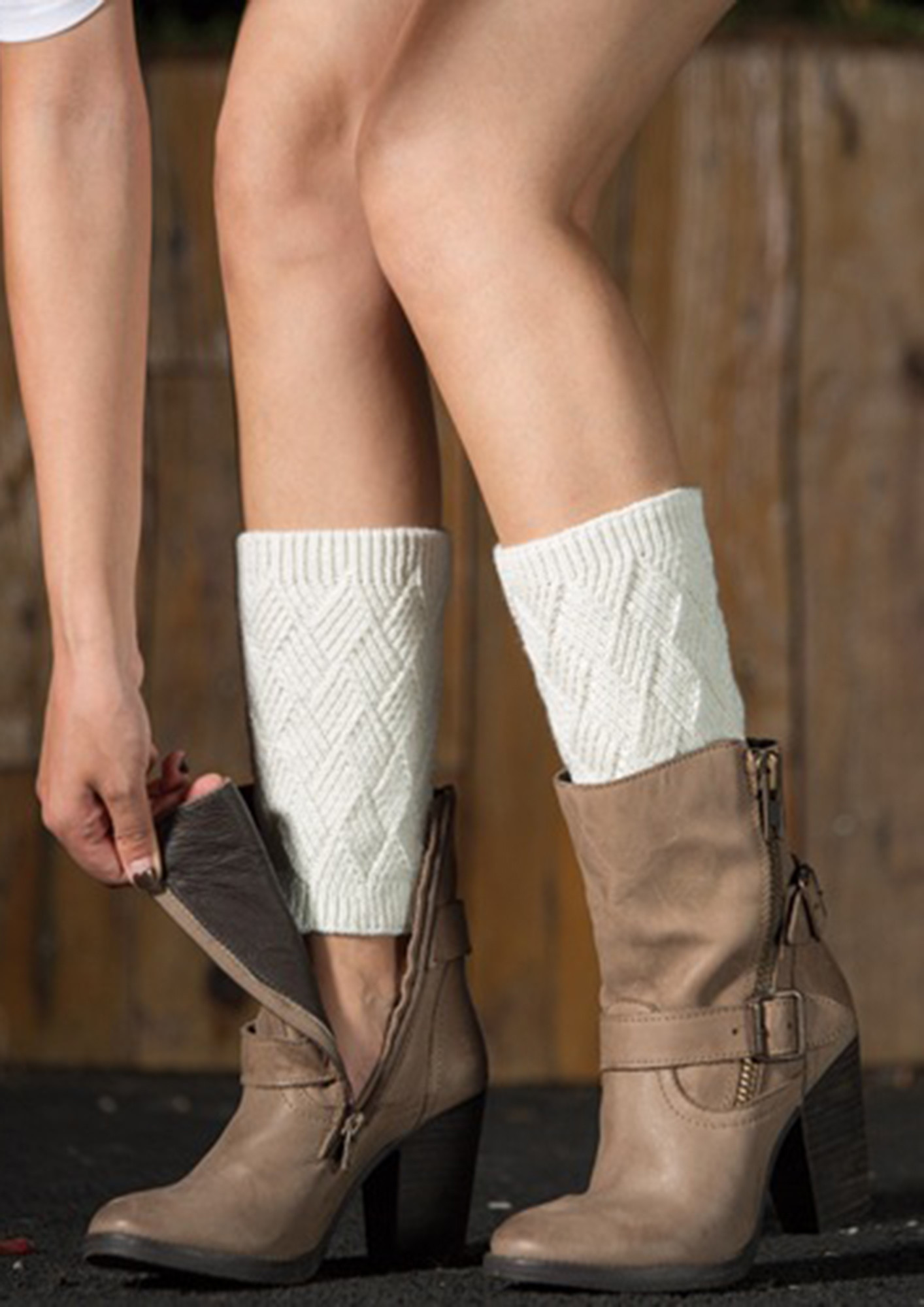 SOLID WHITE GEOMETRIC-TEXTURE SHORT BOOT CUFFS