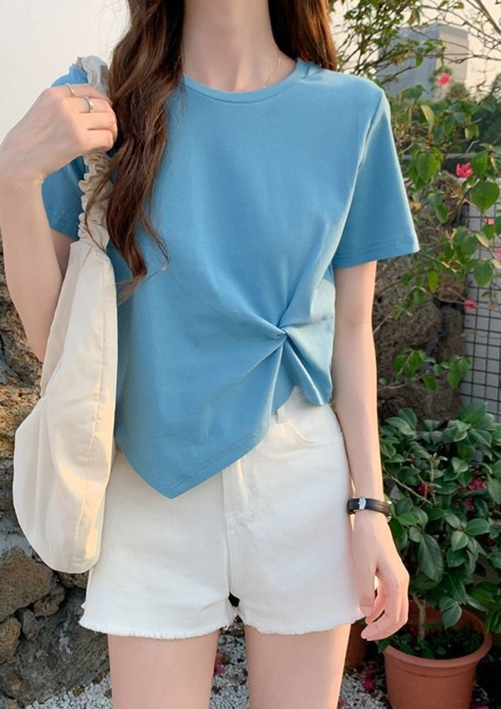 PLAY UP THE SUMMER LOOK BLUE TOP