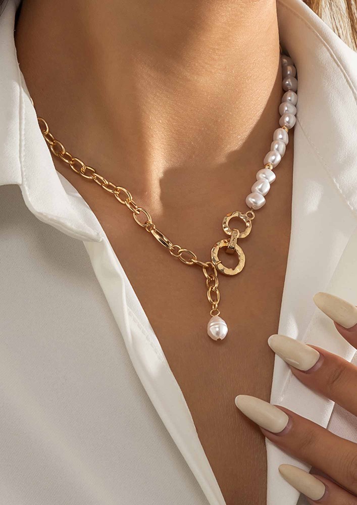 Pearly Hints Golden Necklace
