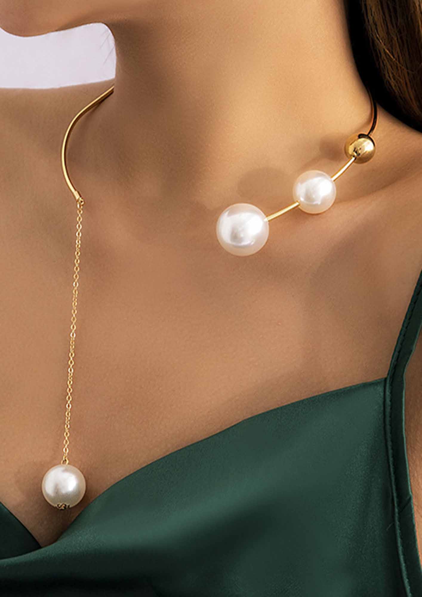 A PEARLY TOUCH GOLDEN NECKLACE