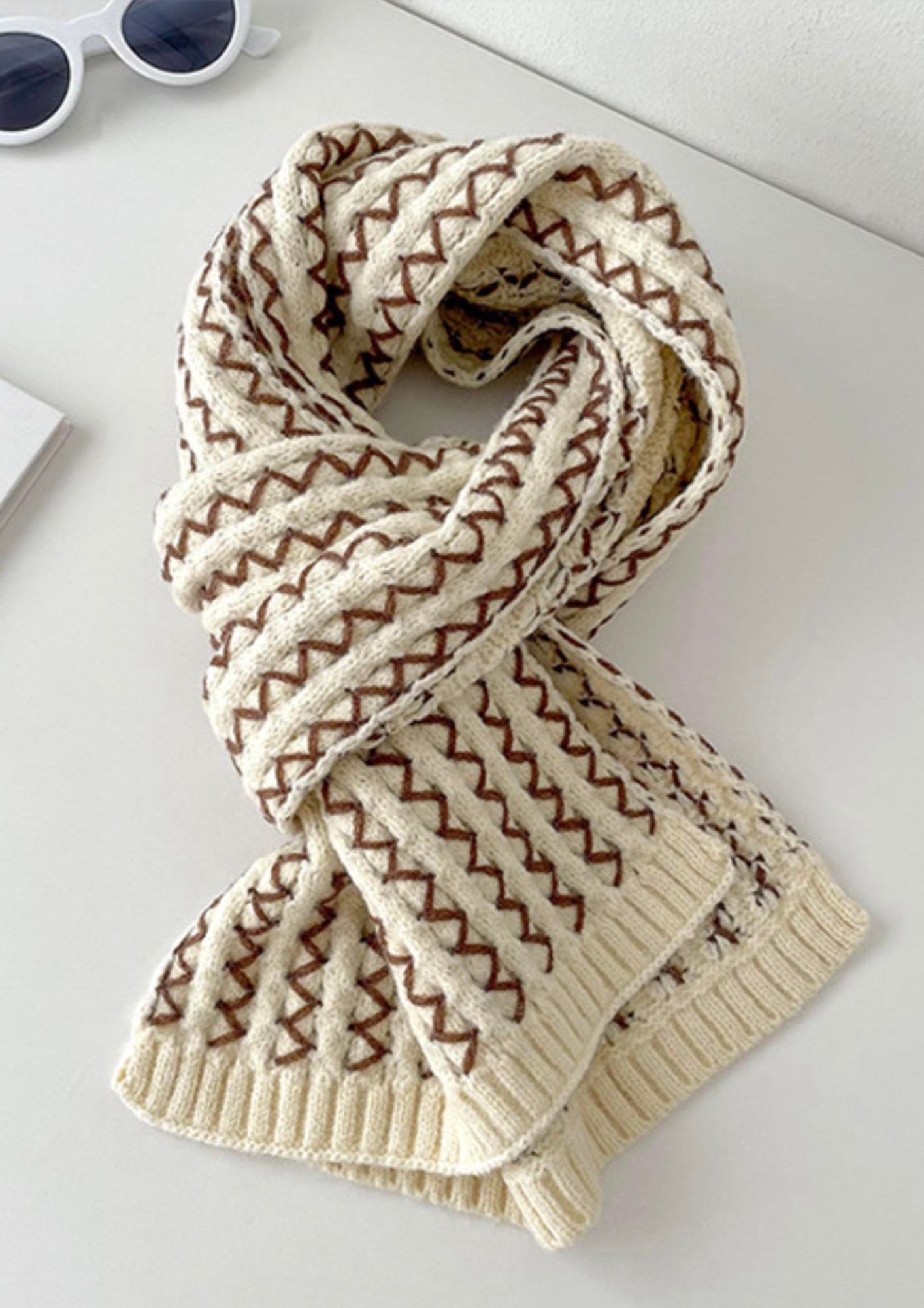ZIG-ZAG PRINT BEIGE KNITTED THICK SCARF