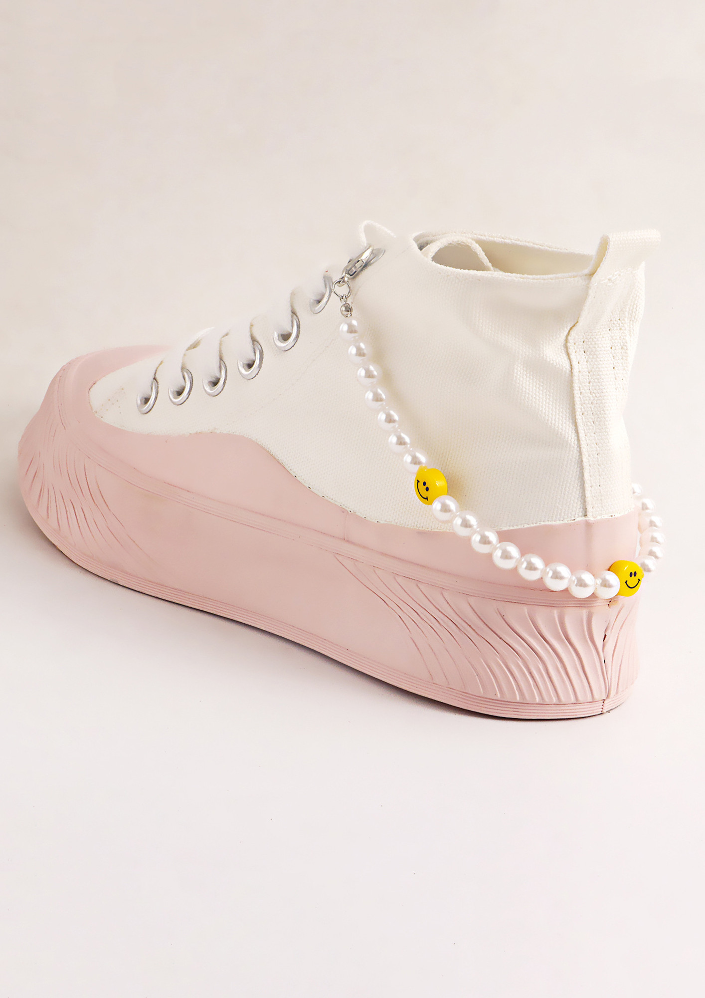 PEARLY SMILES WHITE SHOE CHAIN