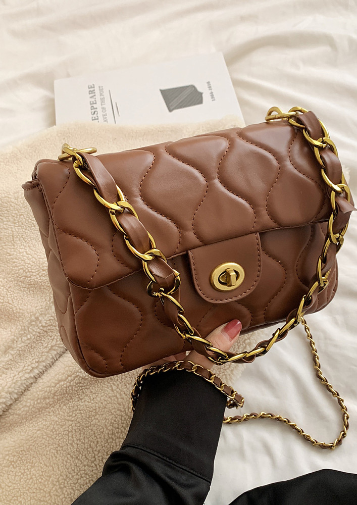 BROWN LARGE QUILTED CHAIN STRAPS SHOULDER BAG