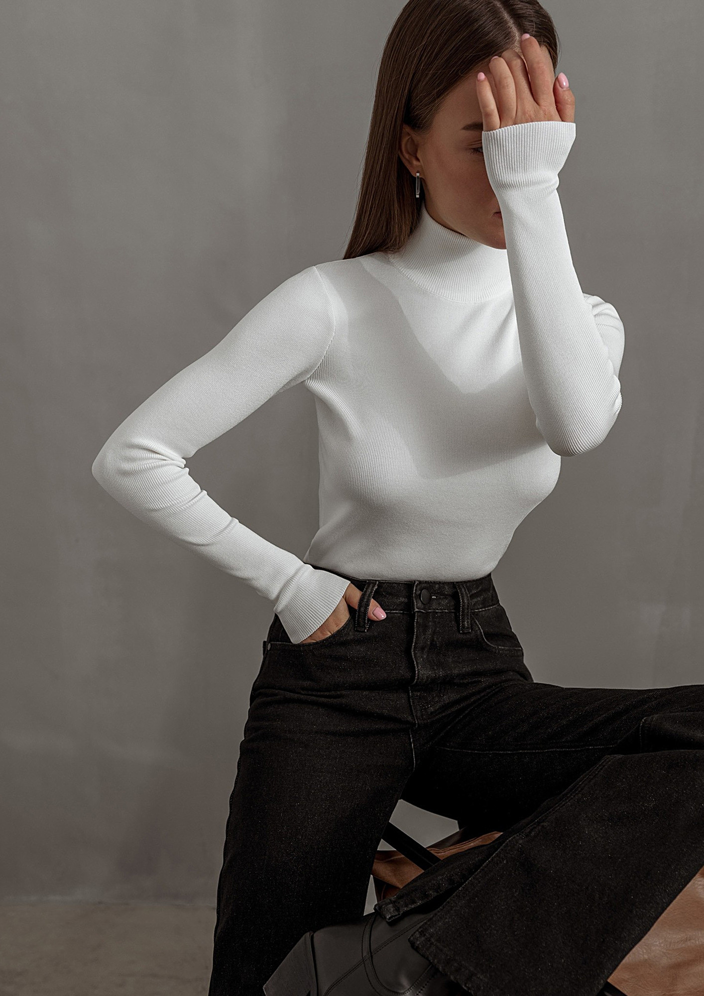SEAMLESS WHITE KNITTED POLO NECK TOP