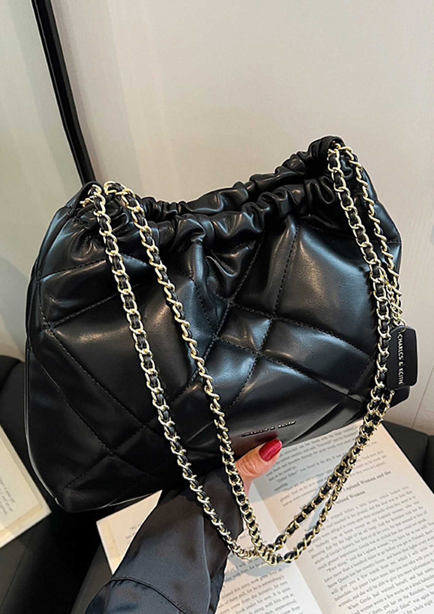 BLACK QUILTED DOUBLE CHAIN STRAP SHOULDER BAG