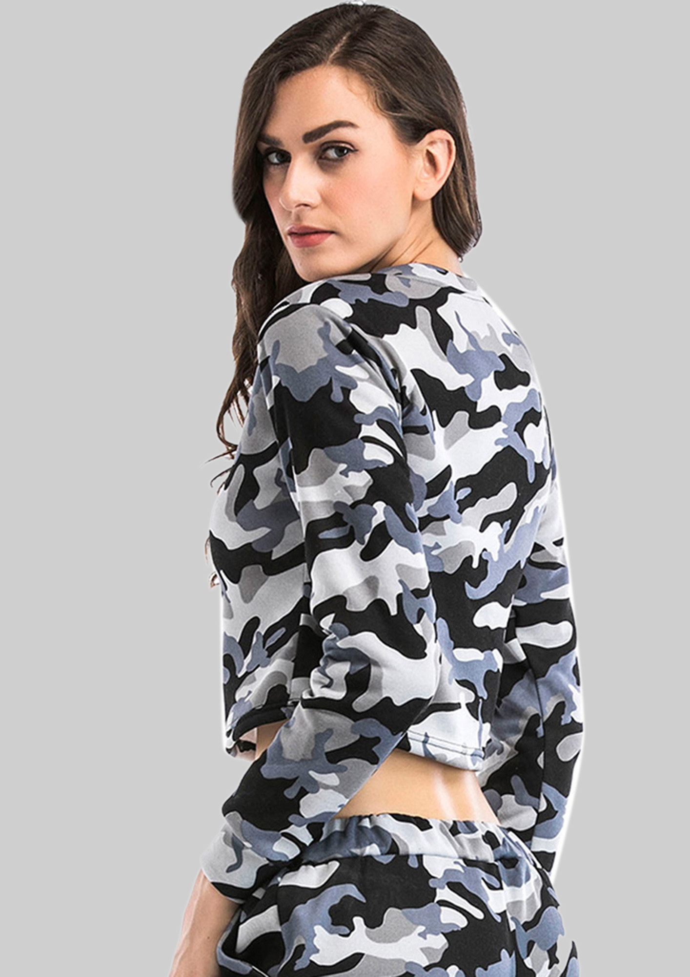 A CREW NECK PRINTED GREY RELAXED CROP TOP