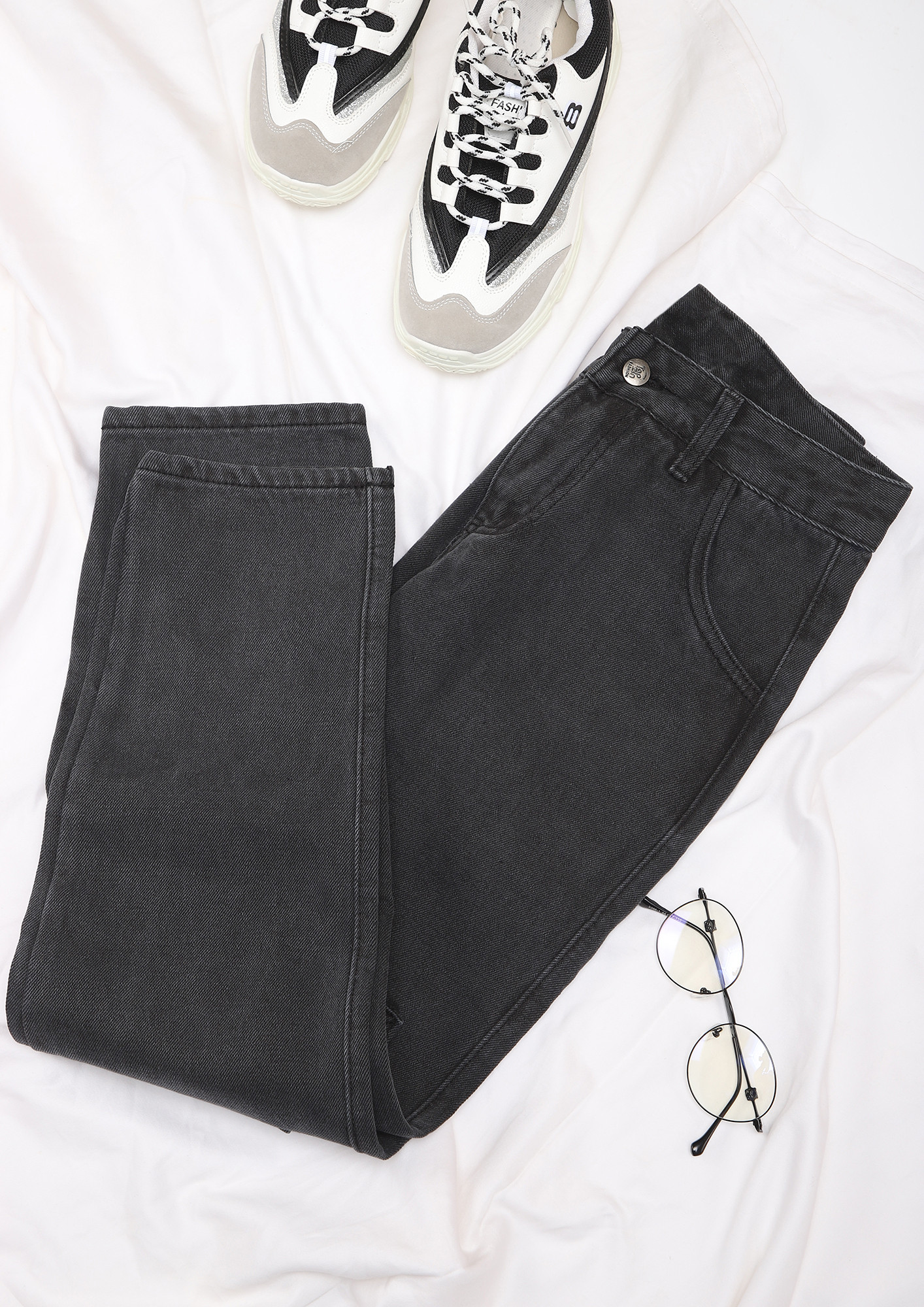 COMFORTABLE EVERYDAY BLACK STRAIGHT JEANS